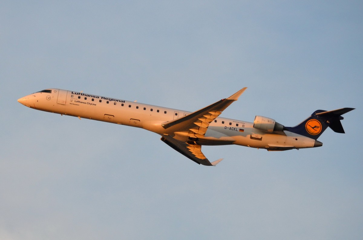 D-ACKL Lufthansa CityLine Canadair CL-600-2D24 Regional Jet CRJ-900LR  gestartet in München am 05.12.2015