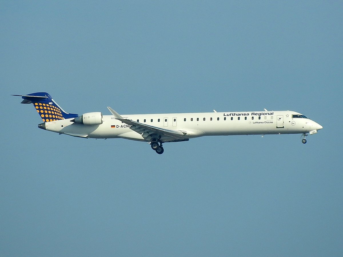 D-ACND, Bombardier CRJ-900LR (CL-600-2D24) der Lufthansa-Regional, im Landeanflug auf  Friedrichshafen; 180906