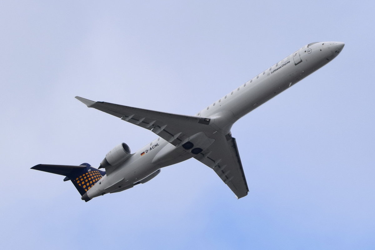 D-ACNL Eurowings Canadair CL-600-2D24 Regional Jet CRJ-900LR   in München am 13.10.2016 gestartet