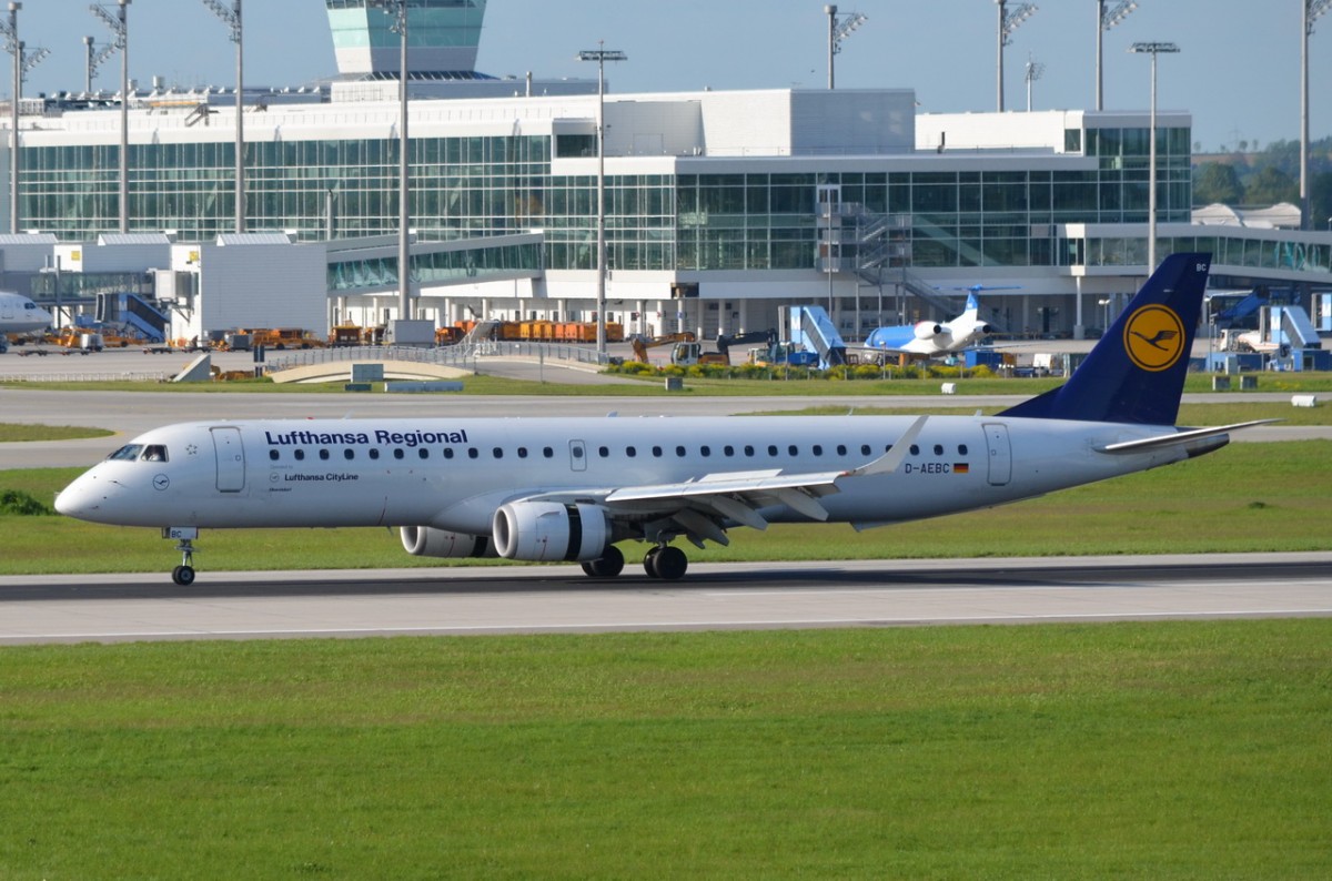 D-AEBC Lufthansa CityLine Embraer ERJ-195LR (ERJ-190-200 LR)  bei der Landung am 10.05.2015 in München