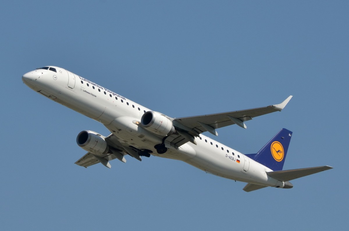 D-AEBJ Lufthansa CityLine Embraer ERJ-195LR (ERJ-190-200 LR)  in München gestartet am 11.09.2015