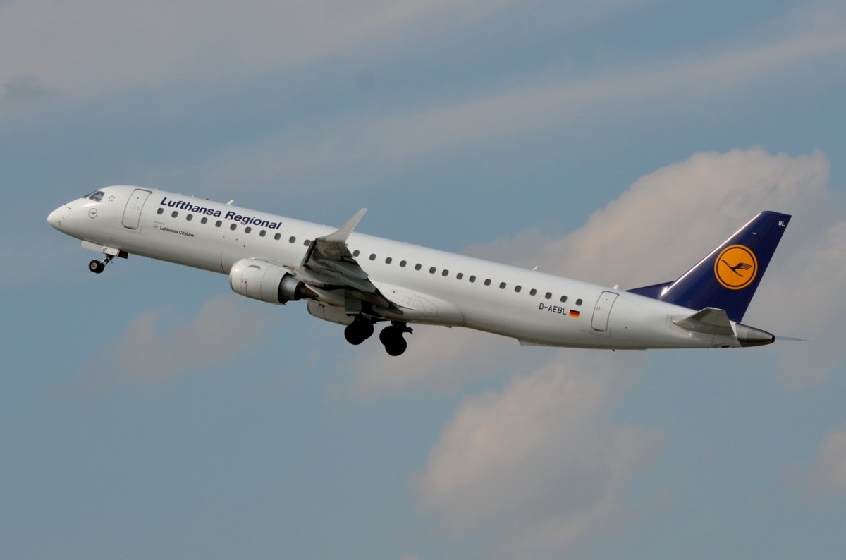 D-AEBL Lufthansa CityLine Embraer ERJ-195LR (ERJ-190-200 LR)  am 11.09.2015 in München gestartet