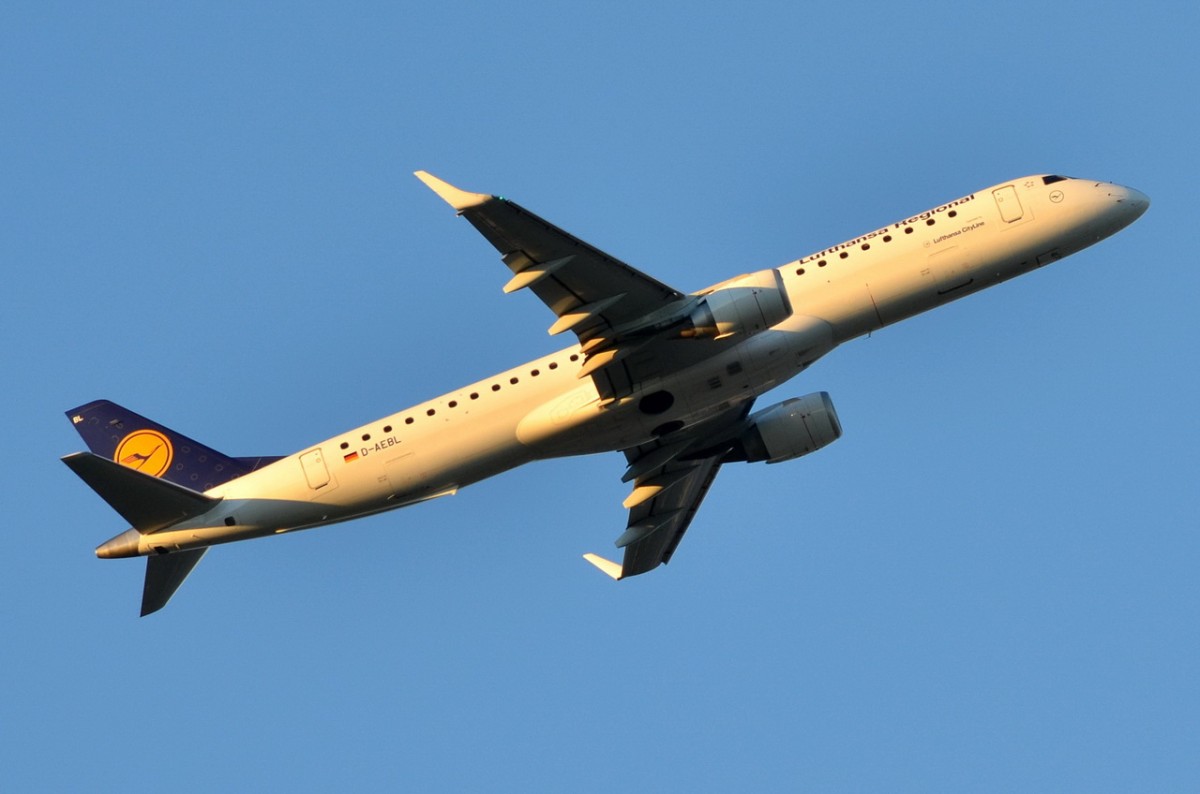 D-AEBL Lufthansa CityLine Embraer ERJ-195LR (ERJ-190-200 LR)  in München am 07.12.2015 gestartete