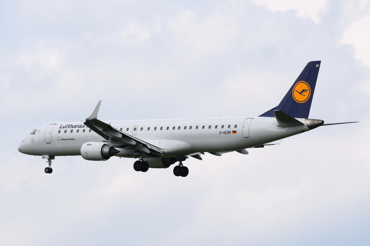 D-AEBR Lufthansa CityLine Embraer ERJ-195LR (ERJ-190-200 LR)  beim Anflug auf München am 17.05.2016