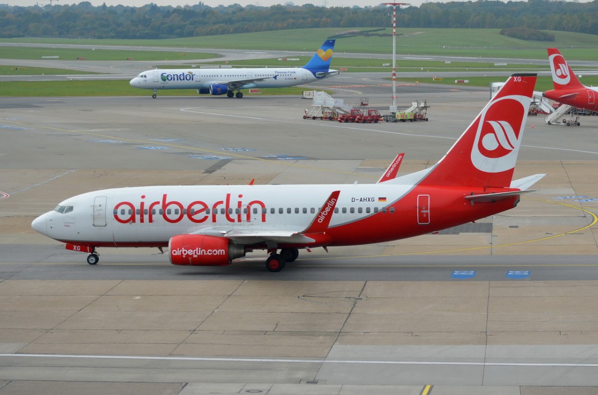 D-AHXG Air Berlin Boeing 737-7K5(WL)  am 20.10.2015 zum Start in Hamburg