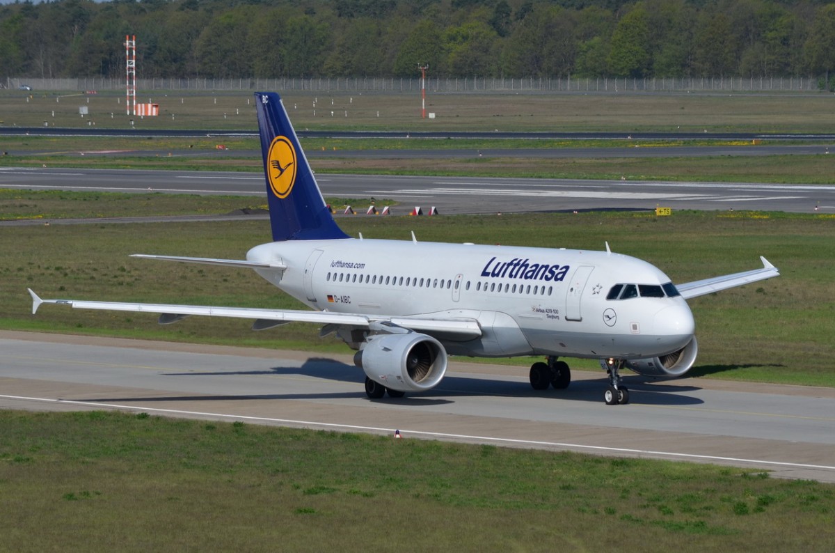 D-AIBC Lufthansa Airbus A319-112   Siegburg   in Tegel zum Gate  29.04.2015