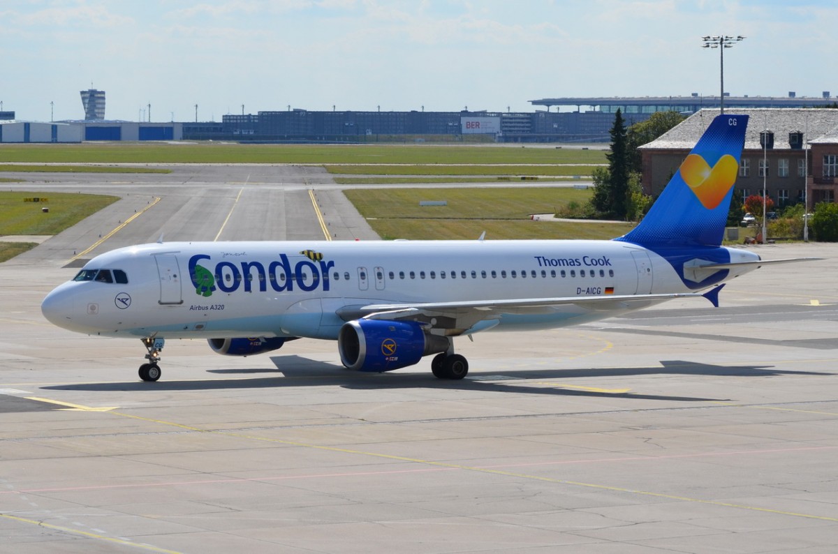 D-AICG Condor Airbus A320-212   zum Gate in Schönefeld am 28.08.2014