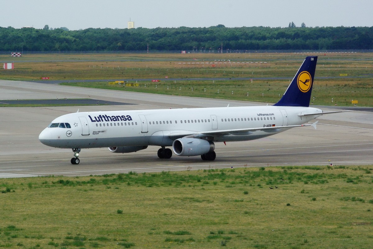 D-AIDB Lufthansa Airbus A321-231  Bayreuth   am 08.07.2015 in Tegel zum Gate