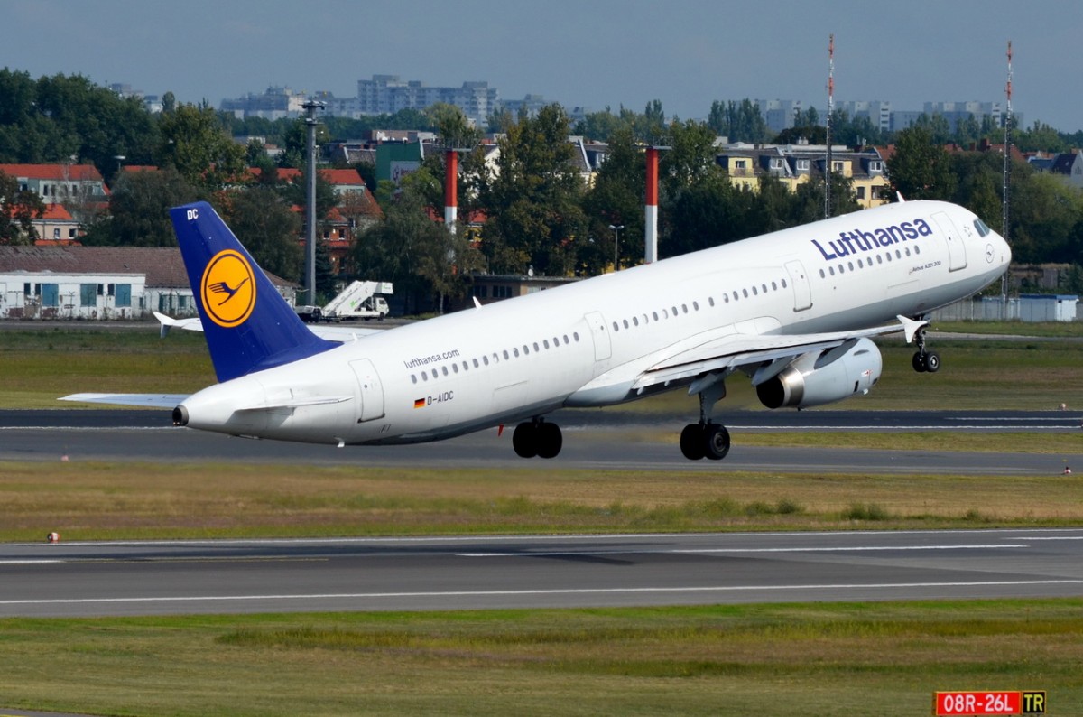 D-AIDC Lufthansa Airbus A321-231   in Tegel am 03.09.2014 gestartet
