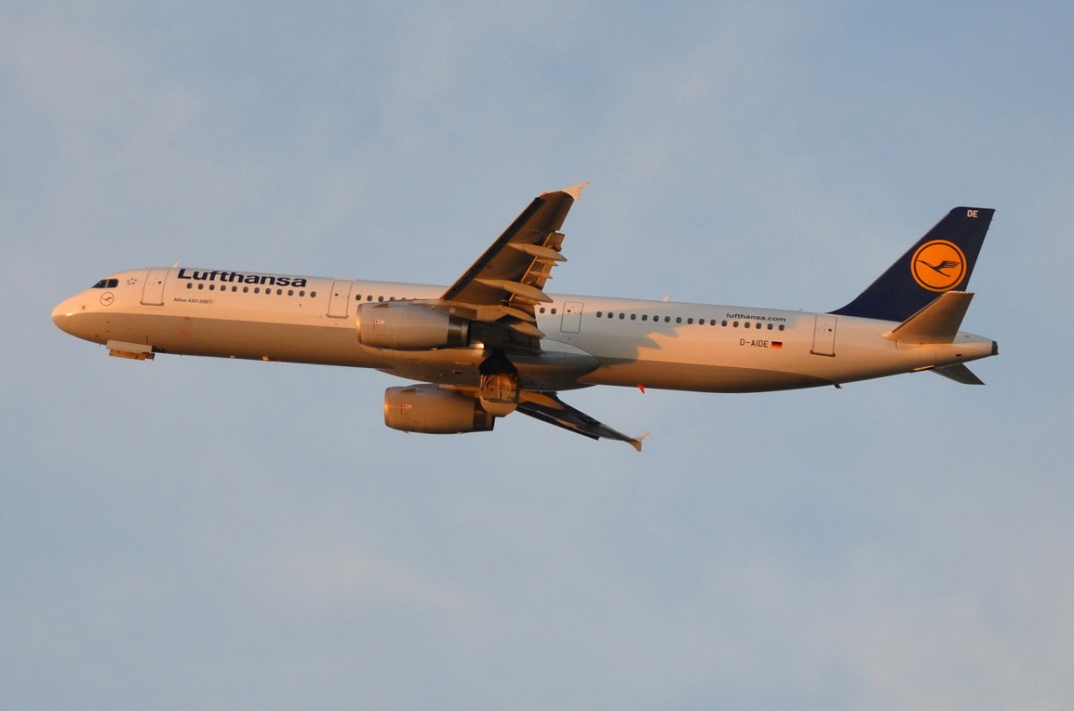D-AIDE Lufthansa Airbus A321-231   am 05.12.2015 in München gestartet
