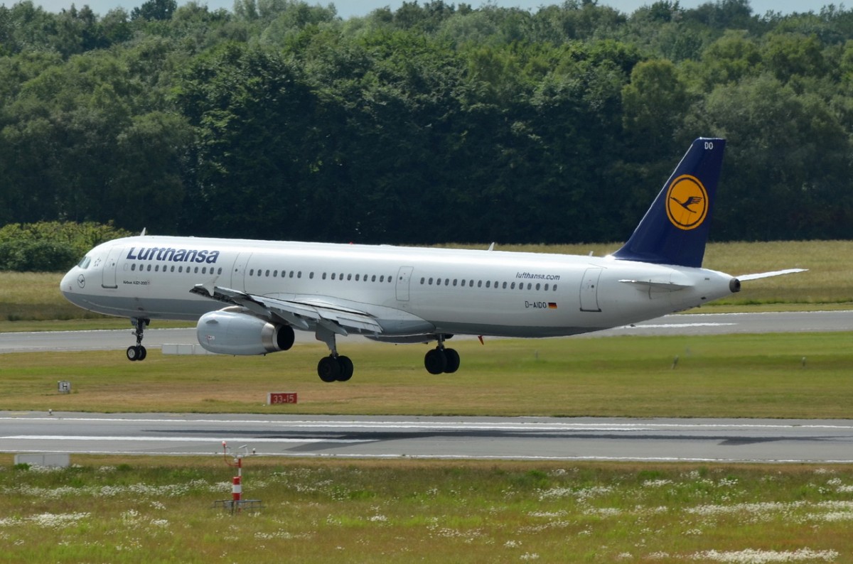 D-AIDO Lufthansa Airbus A321-231 bei der Landung in Hamburg am 15.06.2015
