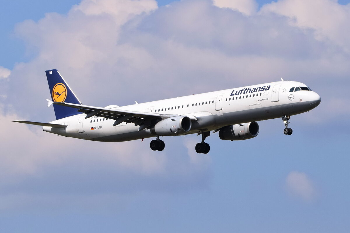 D-AIDT , Lufthansa , Airbus A321-231 , 24.04.2022 , Berlin-Brandenburg  Willy Brandt  , BER , 