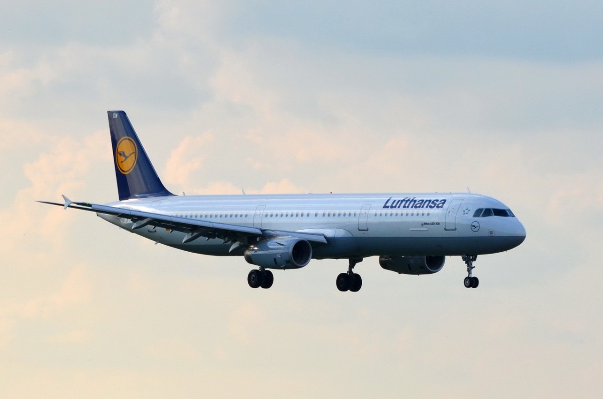D-AIDW Lufthansa Airbus A321-231  Landeanflug München am 10.09.2015