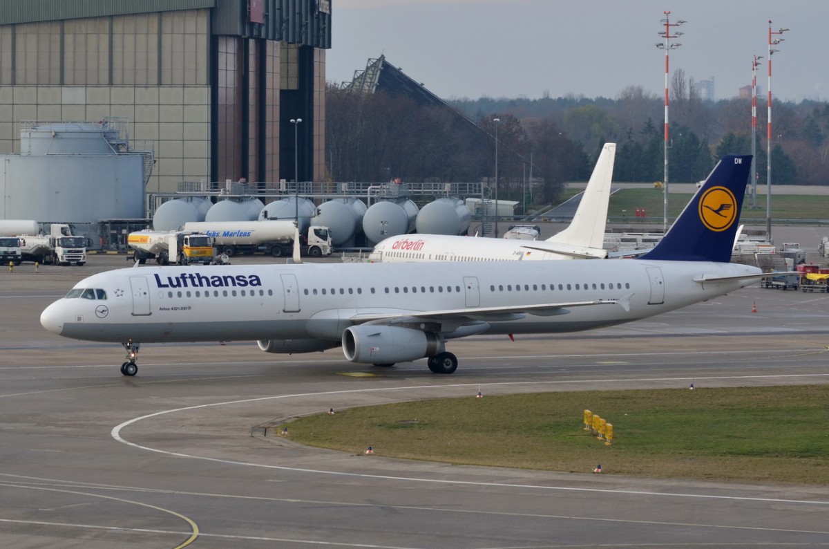 D-AIDW Lufthansa Airbus A321-231  zumGate in Tegel am 24.11.2015
