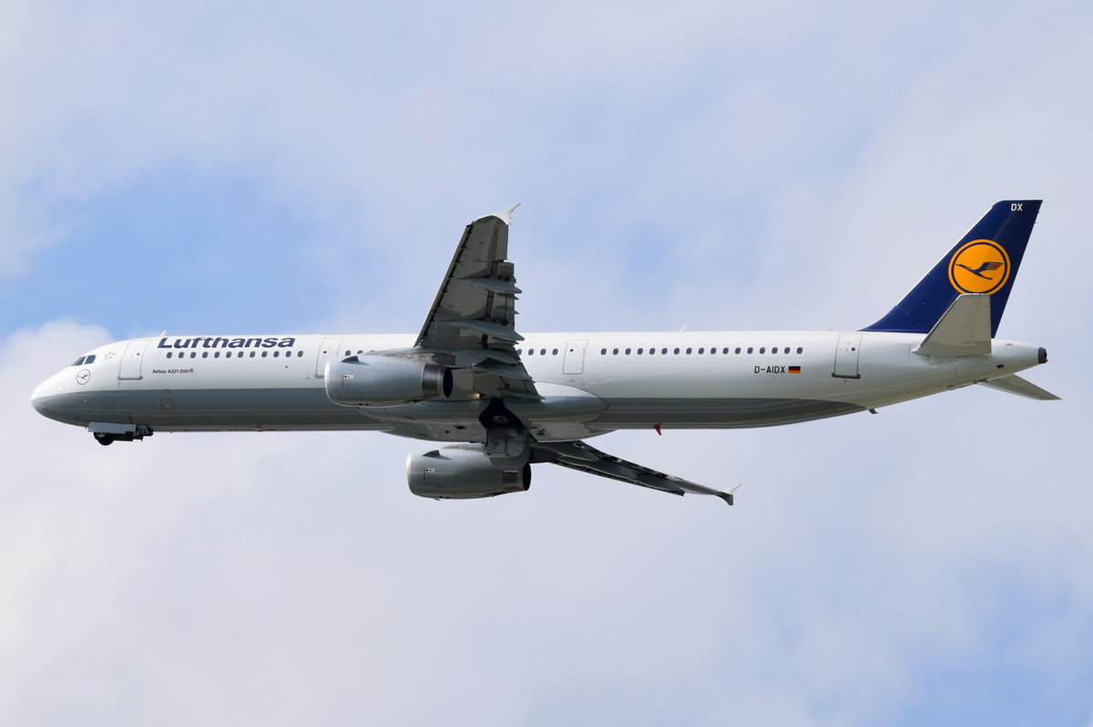 D-AIDX Lufthansa Airbus A321-231  in München am 17.05.2016 gestartet