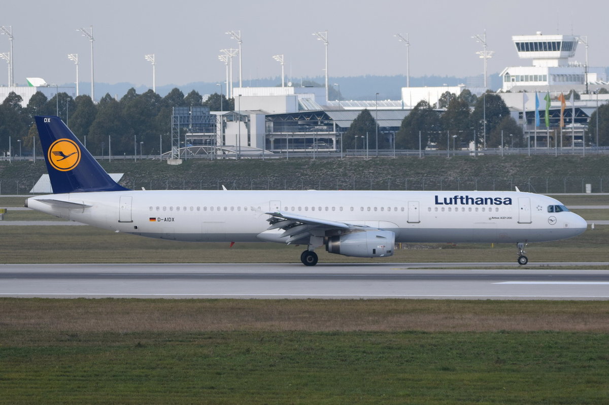 D-AIDX Lufthansa Airbus A321-231  zum Gate am 12.10.2016 in München