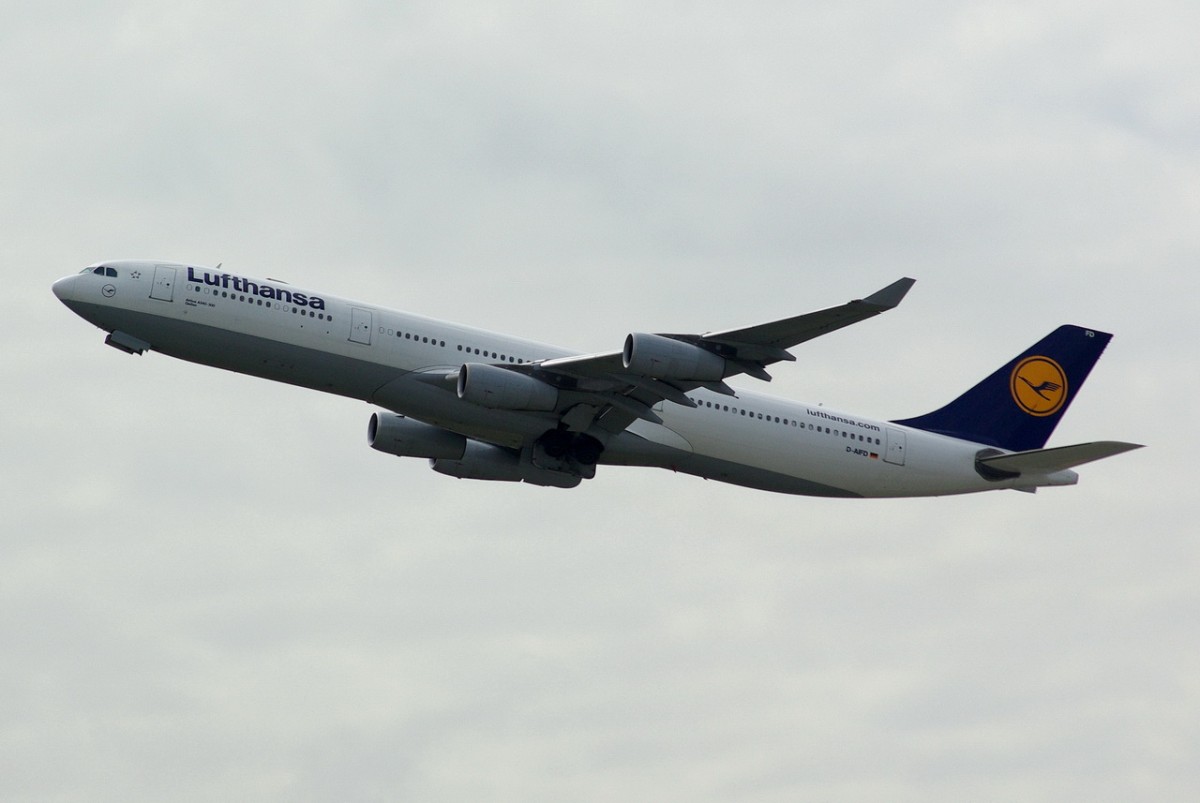 D-AIFD Lufthansa Airbus A340-313    in Frankfurt am 16.07.2014 gestartet