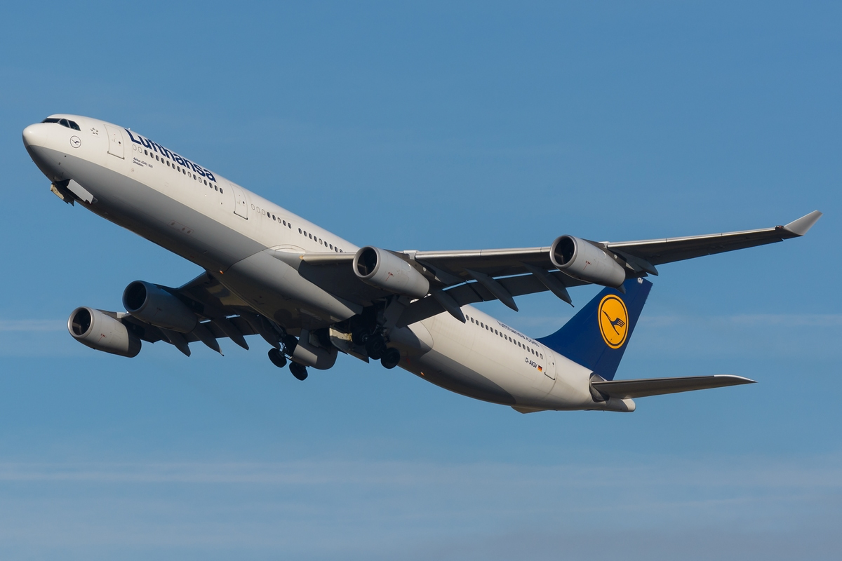 D-AIGV  Dinslaken  beim Start in Düsseldorf am 07.02.2015.