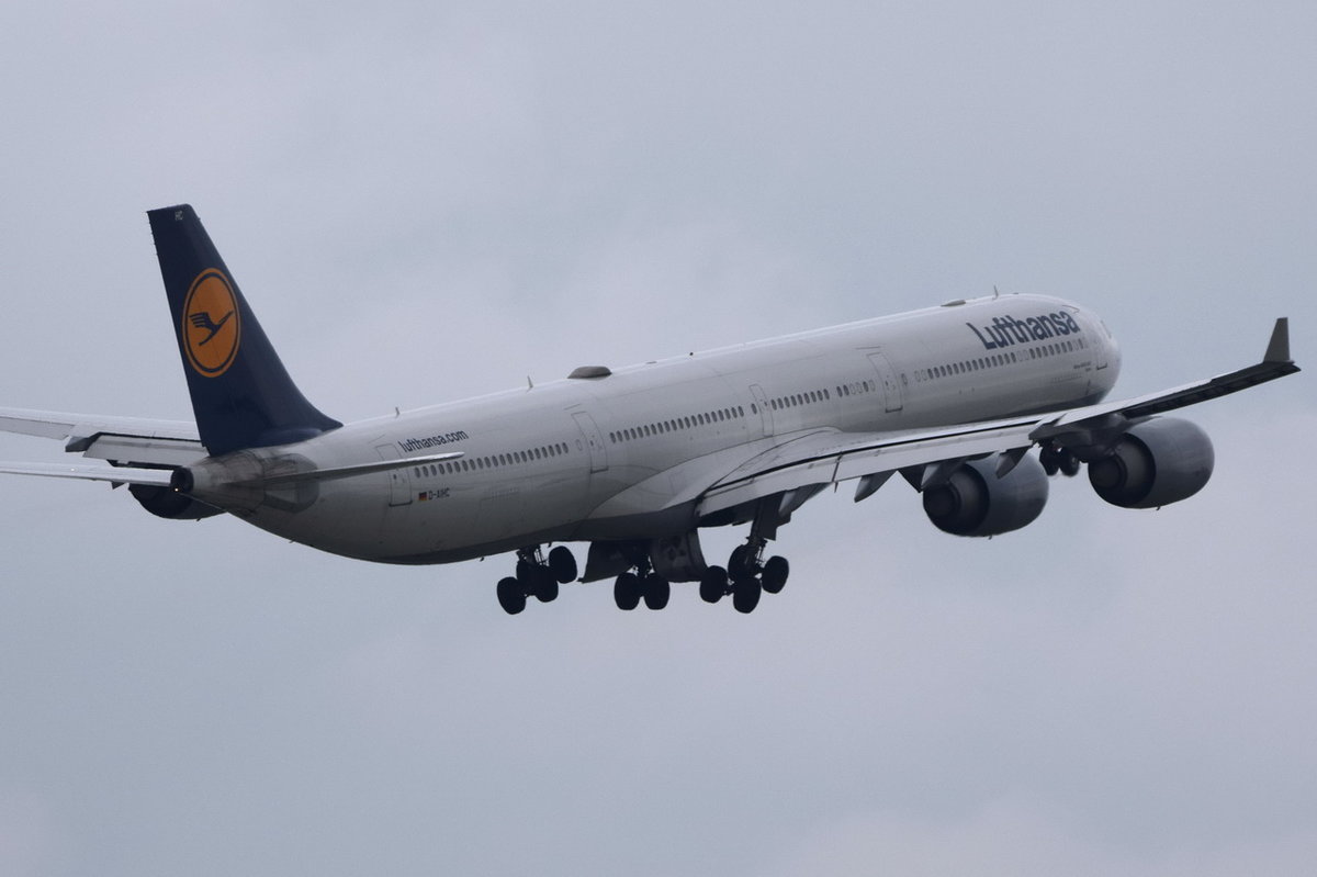 D-AIHC Lufthansa Airbus A340-642  Essen   in München am 12.10.2016 gestartet