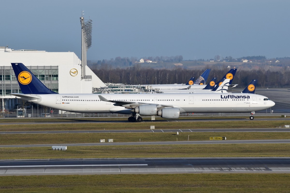 D-AIHH Lufthansa Airbus A340-642   Wiesbaden   in München zum Gate am 13.12.2015