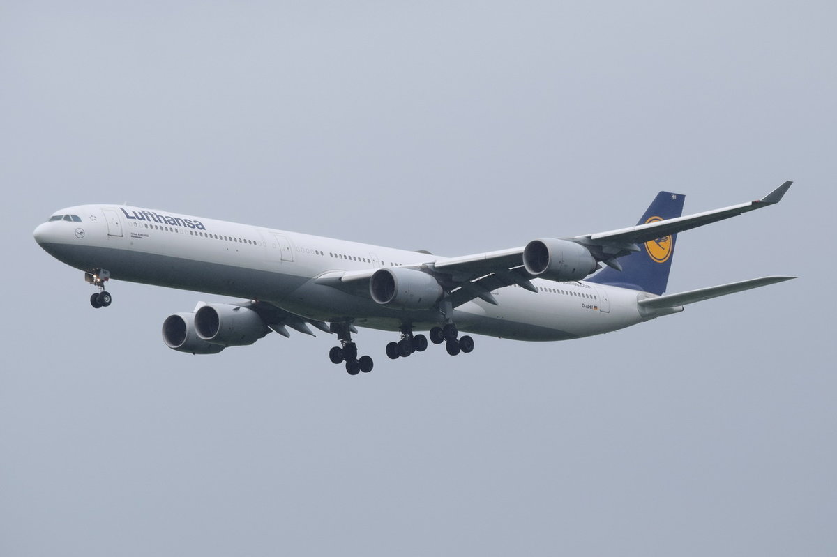 D-AIHH Lufthansa Airbus A340-642  Wiesbaden  in München beim Landeanflug am 19.05.2016
