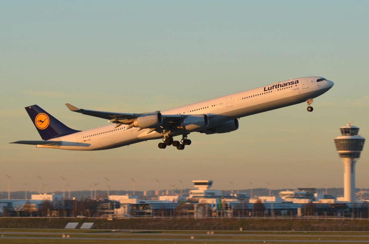 D-AIHL Lufthansa Airbus A340-642  Saarbrücken   in München am 07.12.2015 gestartet