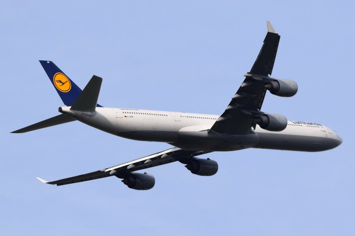 D-AIHM Lufthansa Airbus A340-642  Wuppertal   in München am 13.10.2016 gestartet