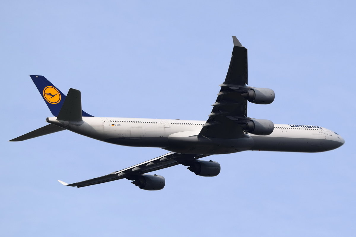 D-AIHR Lufthansa Airbus A340-642   in München am 13.10.2016 nach dem Start