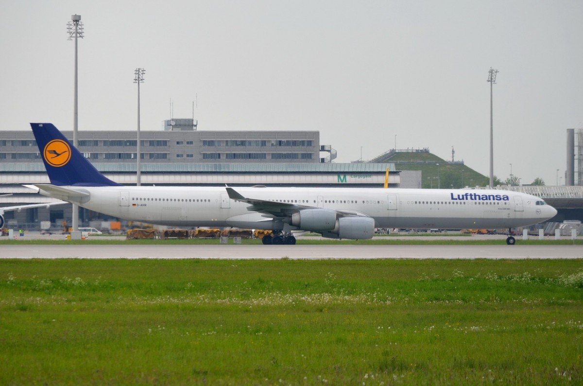 D-AIHR Lufthansa Airbus A340-642  zum Gat eam 13.05.2015 in München