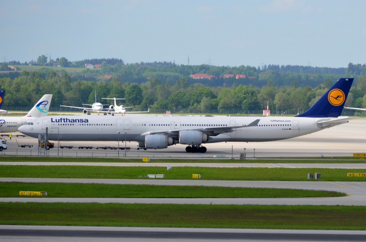 D-AIHS Lufthansa Airbus A340-642  am Gate in München   10.05.2015
