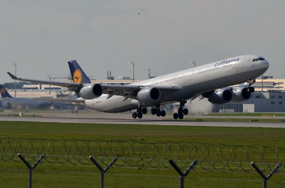 D-AIHS Lufthansa Airbus A340-642  beim Start in München am 10.09.2015