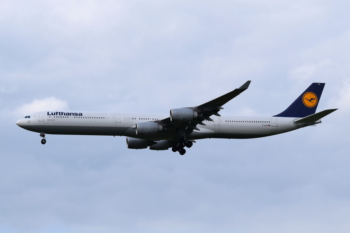 D-AIHX Lufthansa Airbus A340-642   am 15.05.2016 beim Anflug auf München