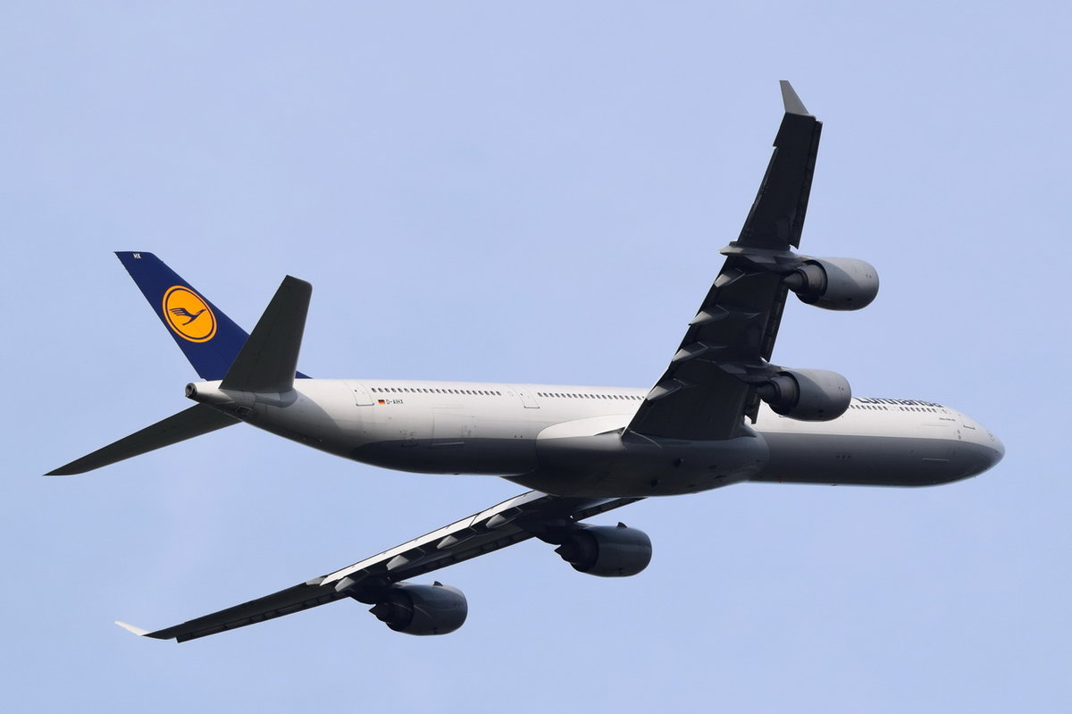 D-AIHX Lufthansa Airbus A340-642   am 13.10.2016 nach dem Start in München