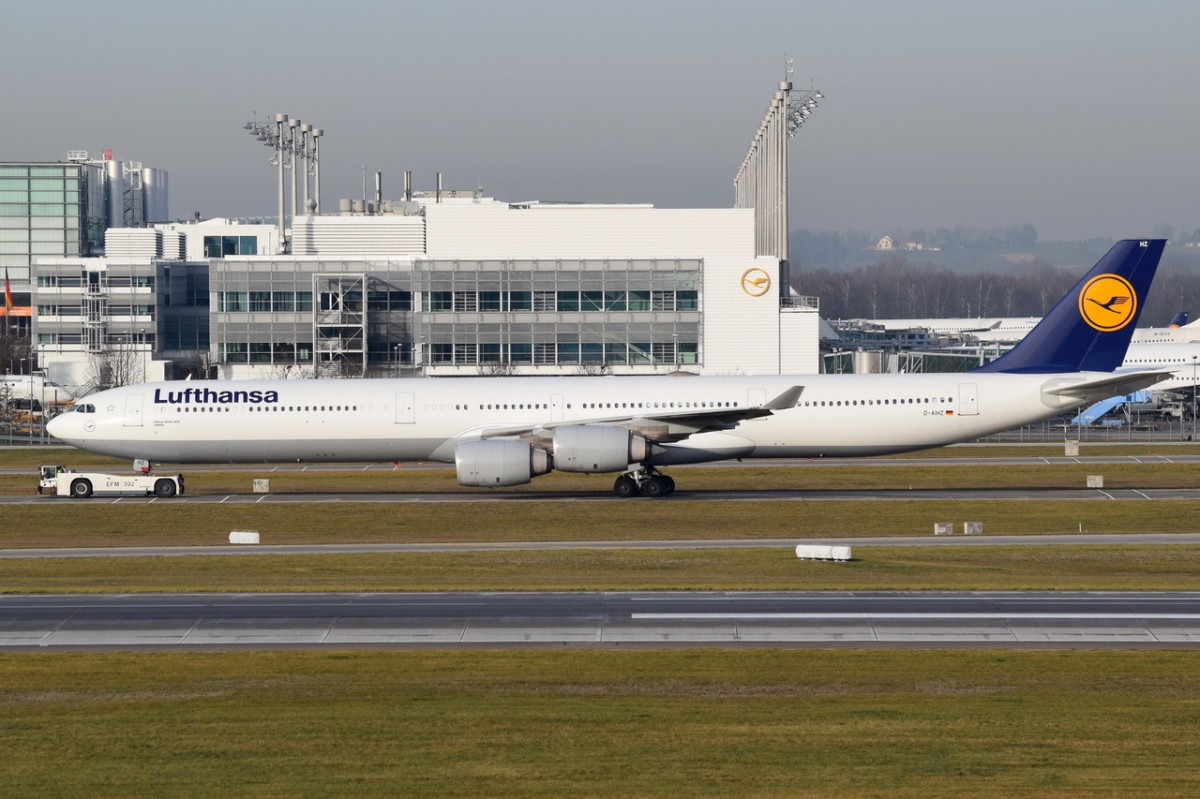 D-AIHZ Lufthansa Airbus A340-642  Leipzig   in München am 11.12.2015