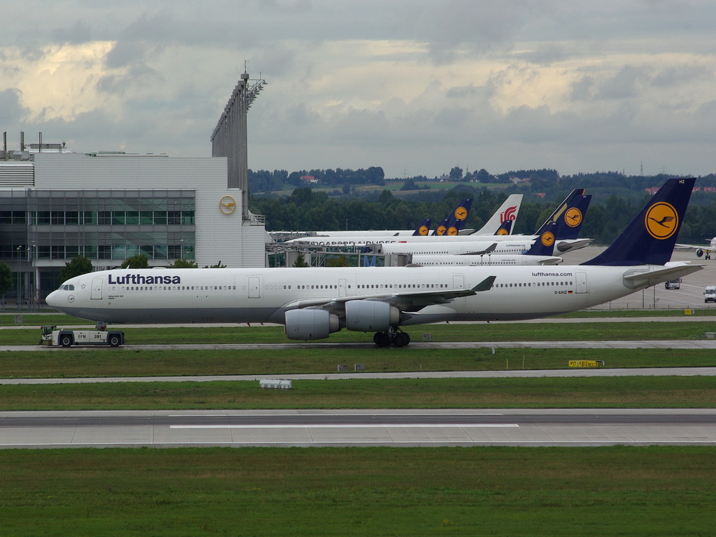 D-AIHZ Lufthansa Airbus A340-642X        15.09.2013

Flughafen München