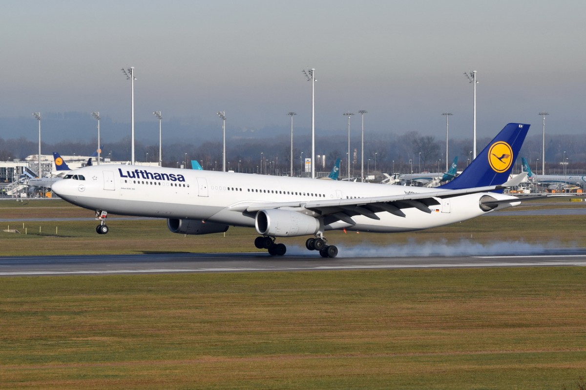 D-AIKH Lufthansa Airbus A330-343  bei der Landung am 11.12.2015 in München