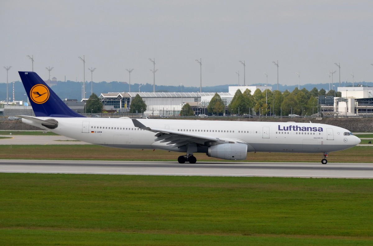 D-AIKM Lufthansa Airbus A330-343  in München zum Gate am 10.09.2015