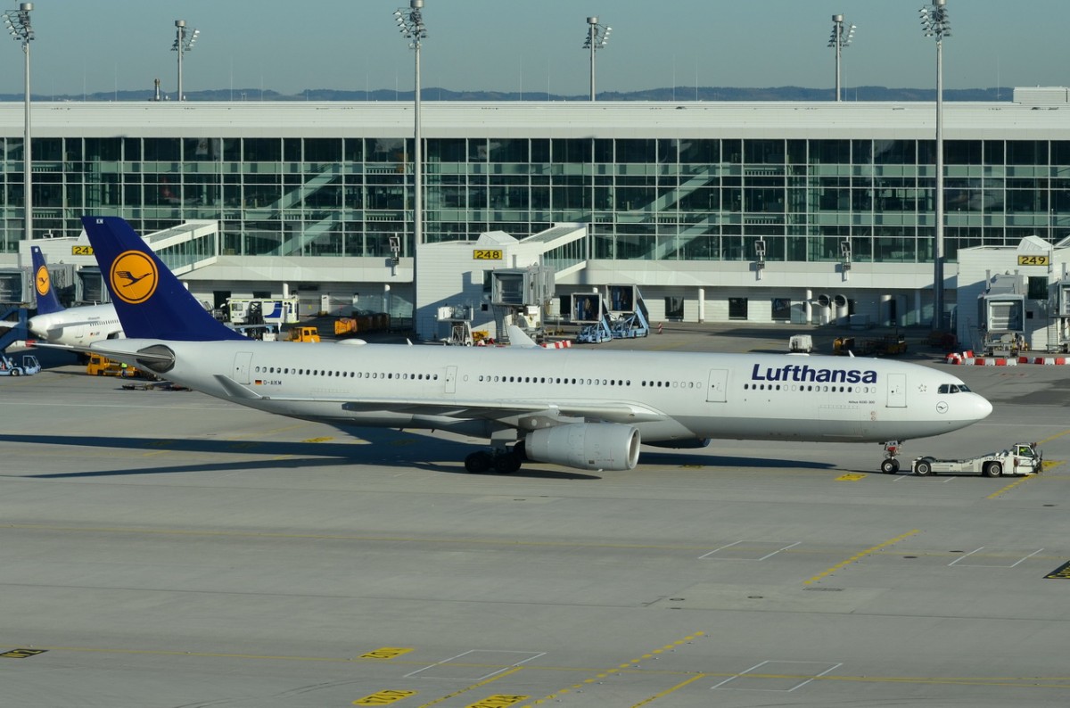 D-AIKM Lufthansa Airbus A330-343  in München am 06.12.2015