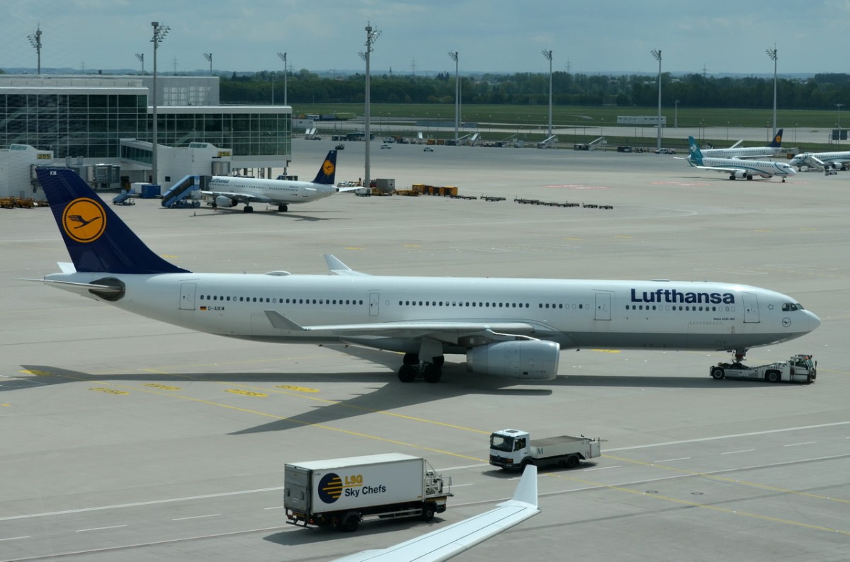 D-AIKM Lufthansa Airbus A330-343  zum Gate in München geschleppt  10.05.2015