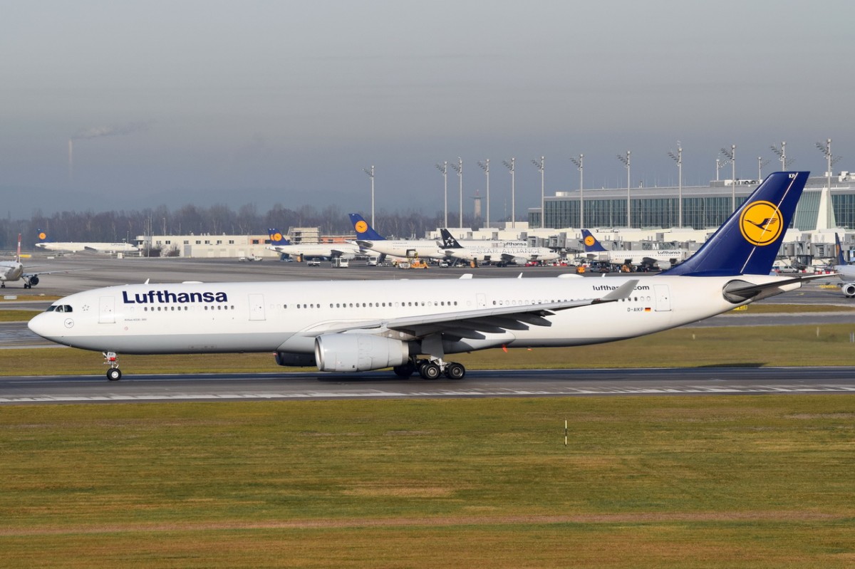 D-AIKP Lufthansa Airbus A330-343  beim Start in München am 11.12.2015