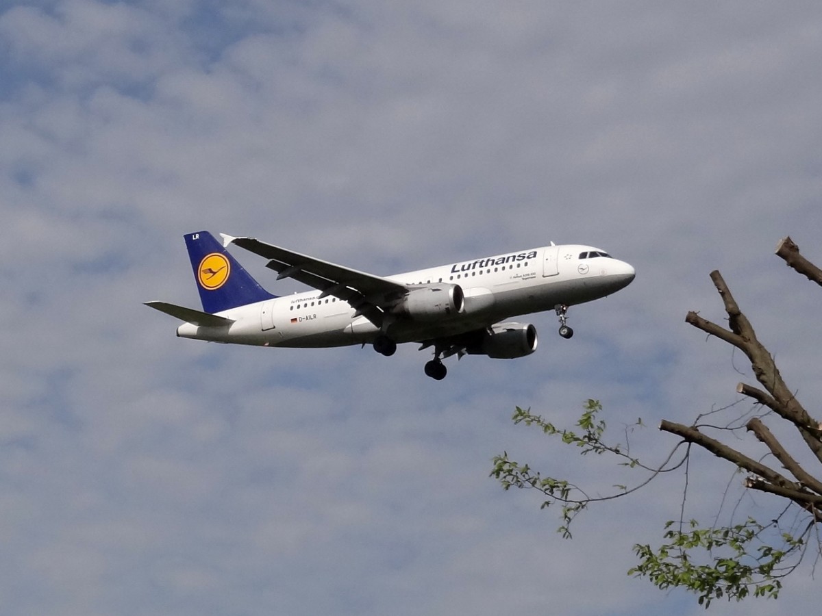 D-AILR Lufthansa Airbus A319-114  Landeanflug Hamburg  01.05.2014