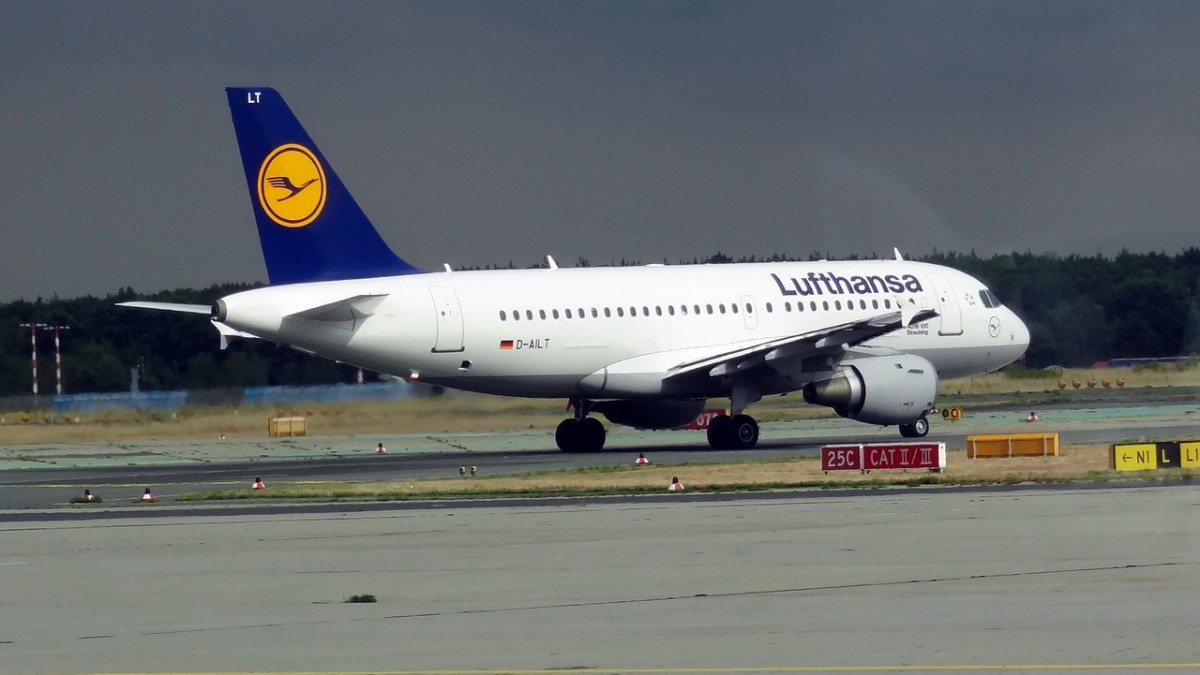 D-AILT Lufthansa Airbus A319-114    08.08.2013

Flughafen Frankfurt , whrend einer Flughafentour aus dem Bus