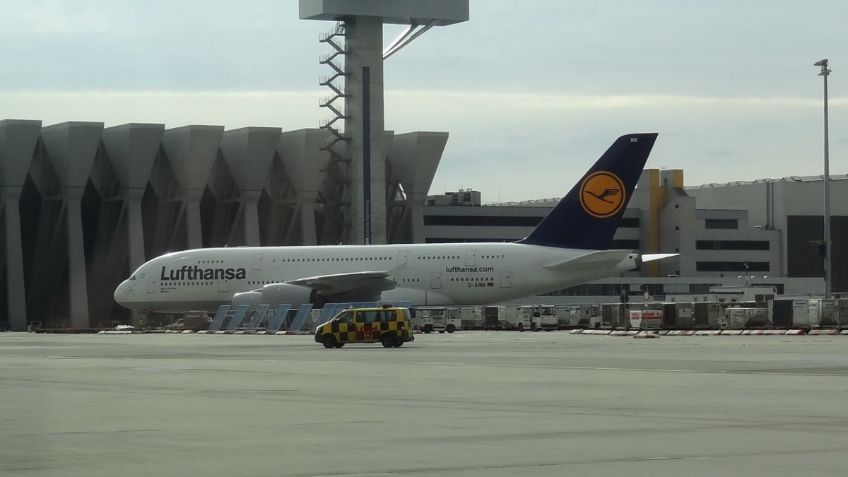 D-AIMB Lufthansa Airbus A380-841  08.08.2013

Flughafen Frankfurt , whrend einer Flughafentour aus dem Bus