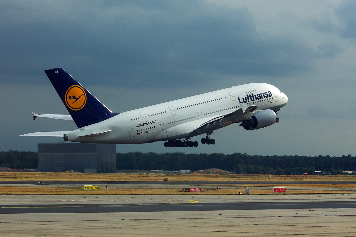 D-AIMB Lufthansa Airbus A380-841  08.08.2013

Flughafen Frankfurt , aus dem Bus ,whrend einer Flughafentour