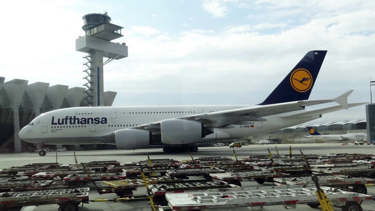 D-AIMB Lufthansa Airbus A380-841  08.08.2013

Flughafen Frankfurt , aus dem Bus