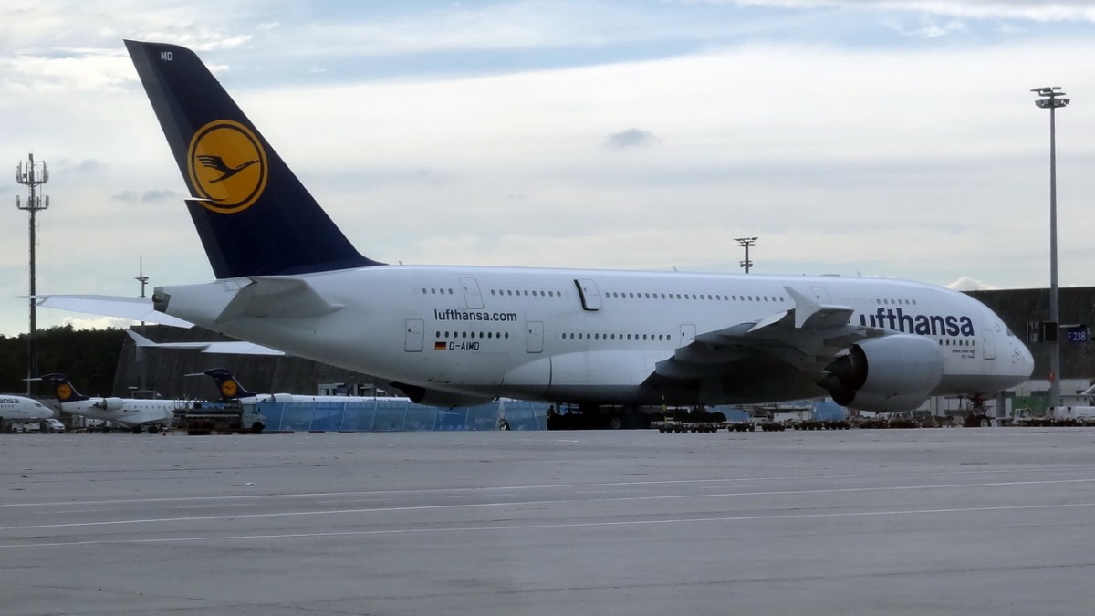 D-AIMD  Lufthansa Airbus A380-841  08.08.2013

Flughafen Frankfurt , whrend einer Flughafentour aus dem Bus