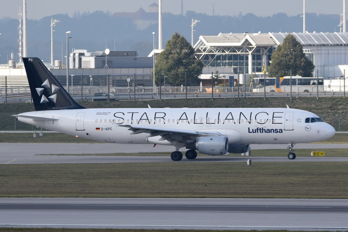 D-AIPC Lufthansa Airbus A320-211  Braunschweig   in München zum Gate am 12.10.2016