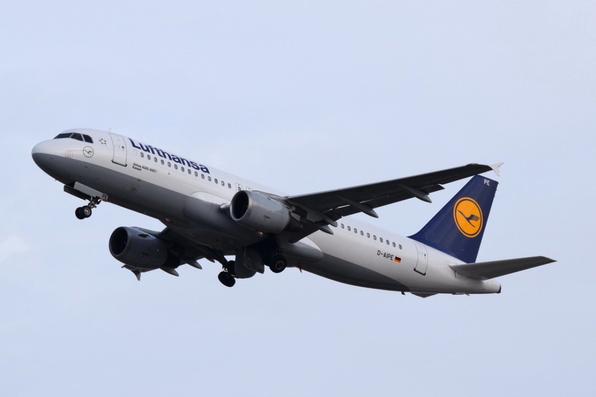 D-AIPE Lufthansa Airbus A320-211  Kassel  nach dem Startam 12.12.2015 in München