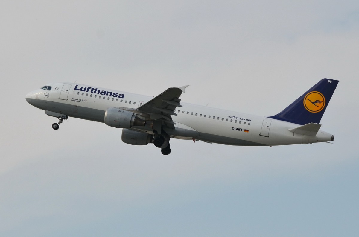 D-AIPF Lufthansa Airbus A320-211  Deggendorf   am 11.09.2015 in München gestartet