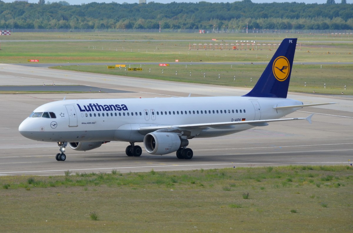 D-AIPK Lufthansa Airbus A320-211   zum Gate in Tegel am 08.09.2014